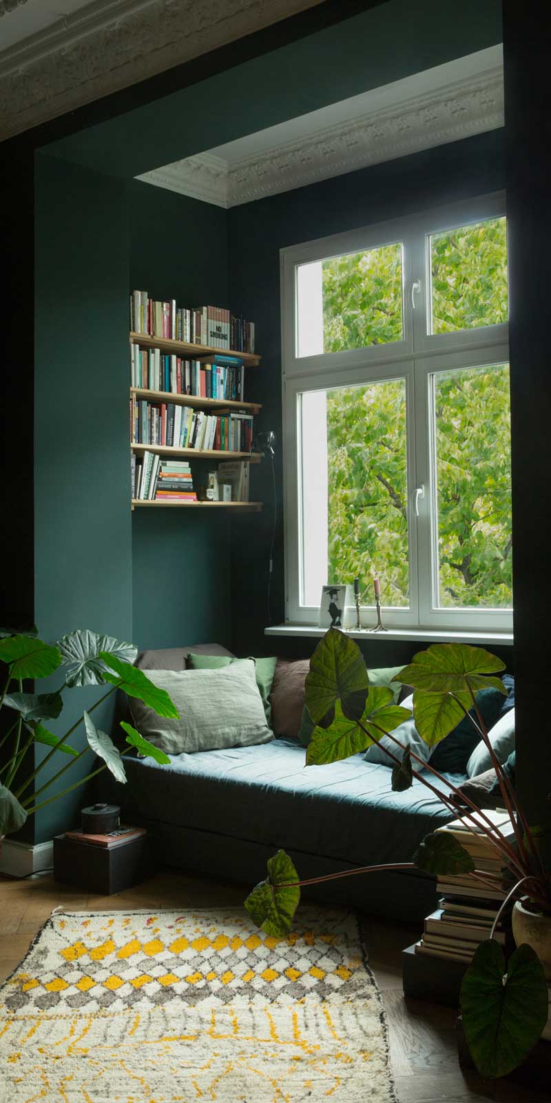 Loft of a Berlin Hair Stylist, Berlin Kreuzberg, Lounge home, Kreuzberg Home, smooth home, dark colors