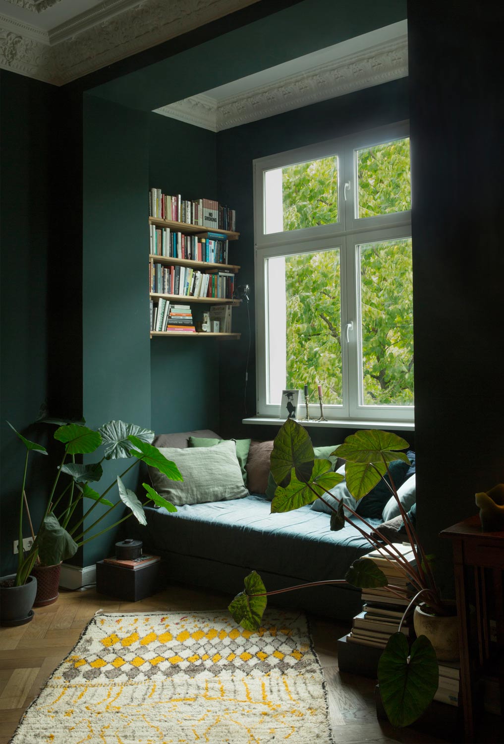 Loft of a Berlin Hair Stylist, Berlin Kreuzberg, Lounge home, Kreuzberg Home, smooth home, dark colors