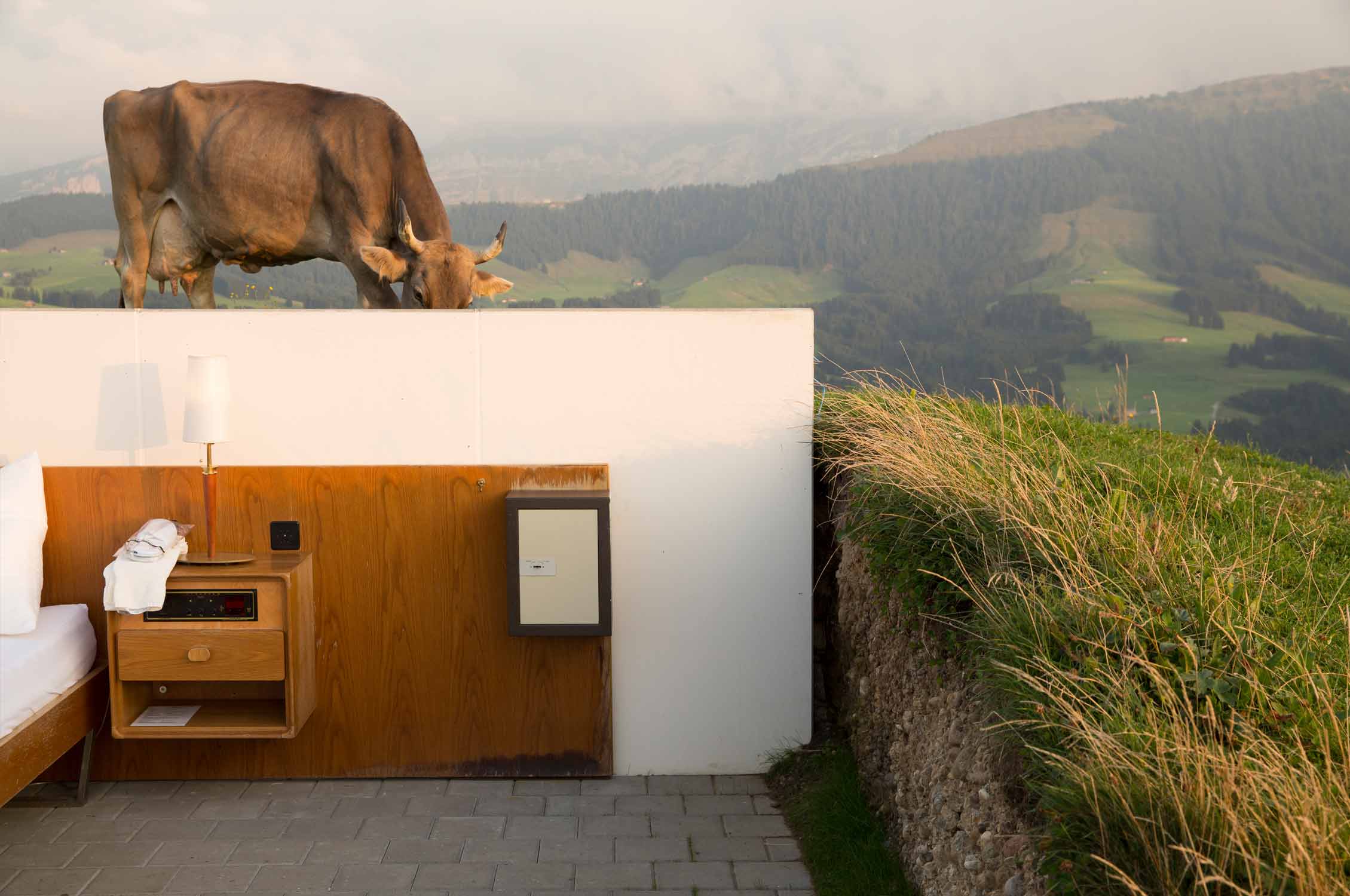 Outdoor Hotel Room, Switzer Alps, Hotelzimmer, Glamping, Hotelbett, Buttler, Schweizer Alpen, Kunstinstallation