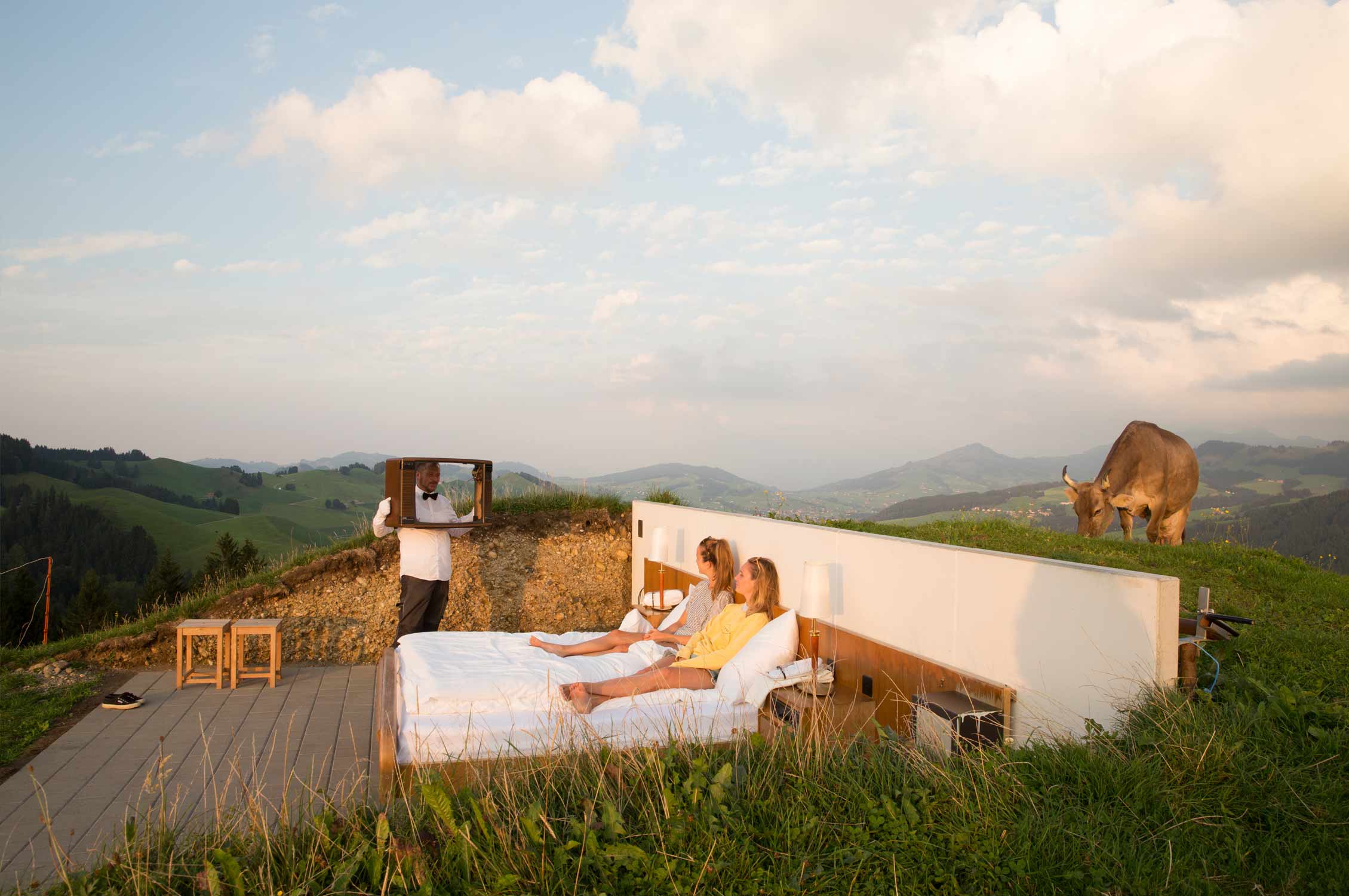 Outdoor Hotel Room, Switzer Alps, Hotelzimmer, Glamping, Hotelbett, Buttler, Schweizer Alpen, Kunstinstallation
